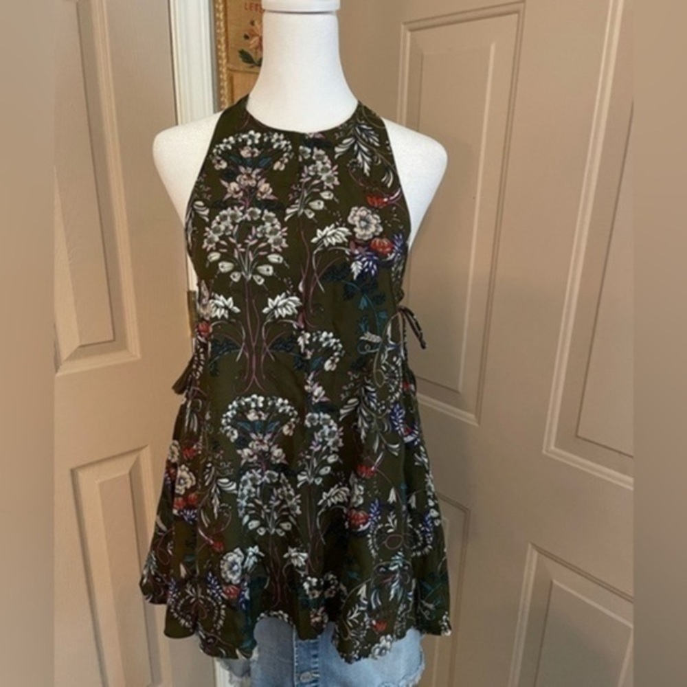 She + Sky Sleeveless Floral Print Lace-Up Side High-Low Blouse